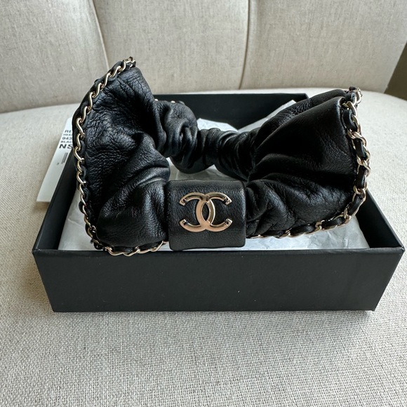 CHANEL LAMBSKIN AND GOLD HAIR ACCESSORY. BLACK WITH GOLD WOVEN TRIM. - Picture 2 of 6